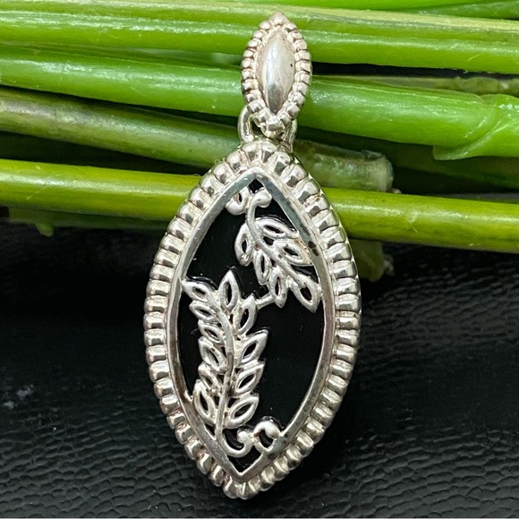 Vintage 925 Signed Sterling Silver  Teardrop Oval Black Onyx Leaf Pendant 14.5g - Picture 3 of 15